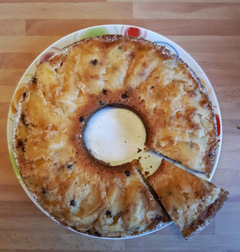 Ciambella alle mele e gocce di cioccolato