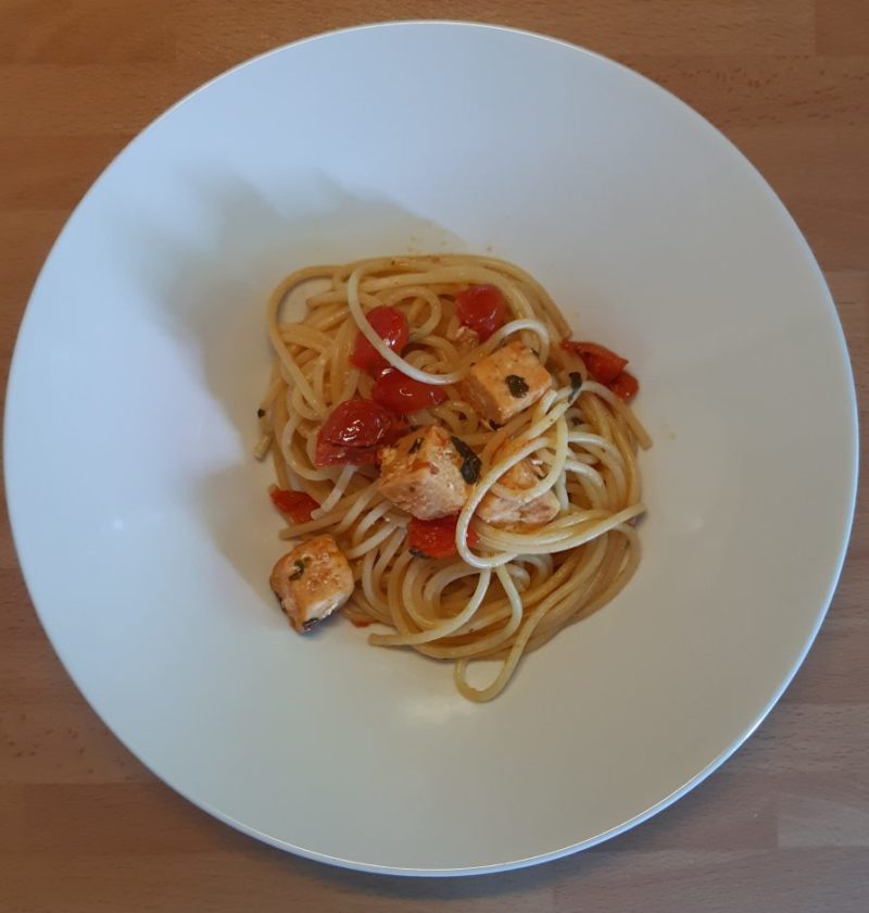 Spaghetti con cubetti di salmone e pomodorini datterini