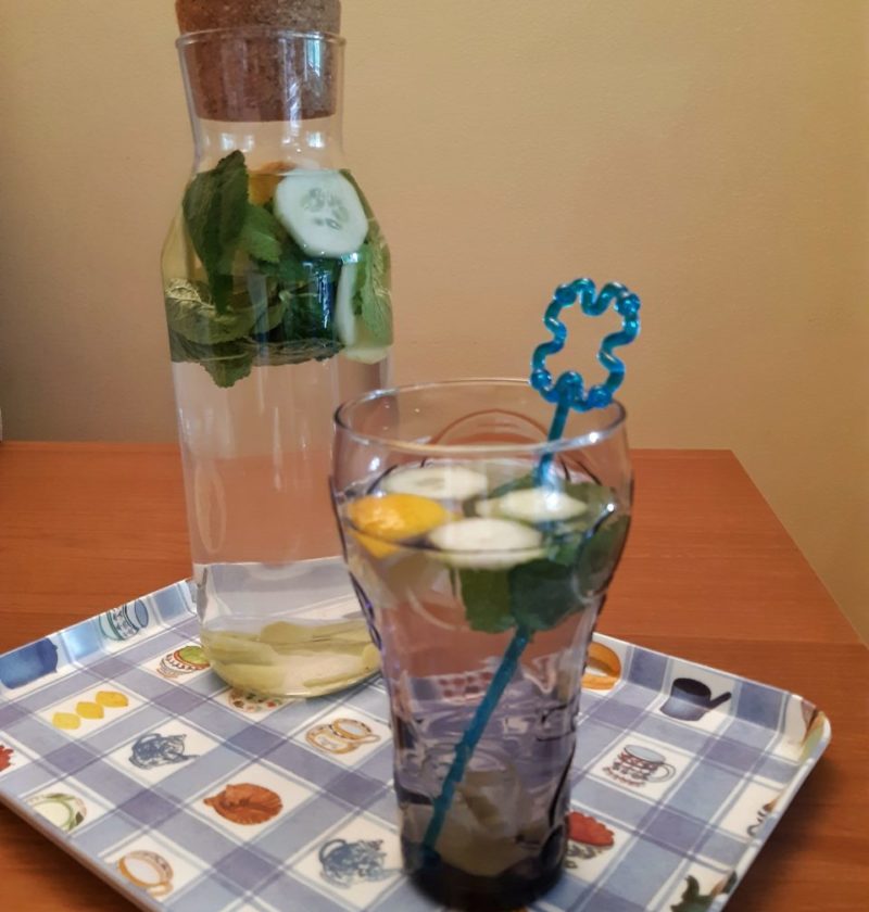 Acqua aromatizzata con limone e menta