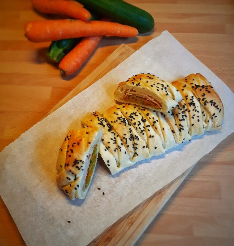 Treccia di pasta sfoglia salata