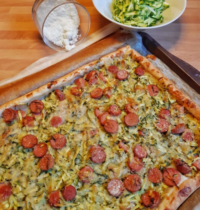 Torta salata di wurstel e zucchine