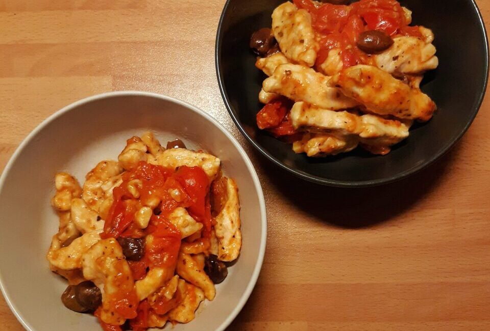 Bocconcini di pollo con pomodorini e olive
